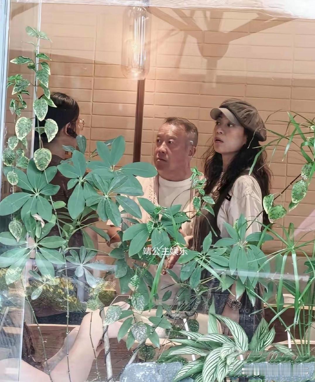73岁的曾志伟和女友现身佛山一家面包奶茶店。他的发型好有个性，后面扎着一个大丸子头，过于宽松的穿着显