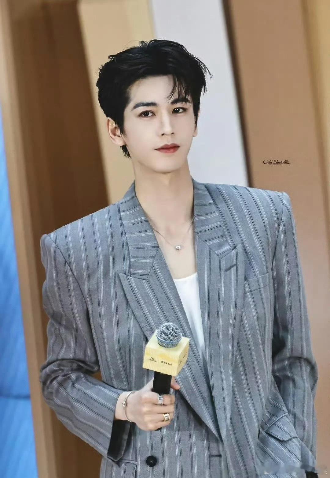 这谁还能看出是谁，p图p的都简直可以说成ai了。