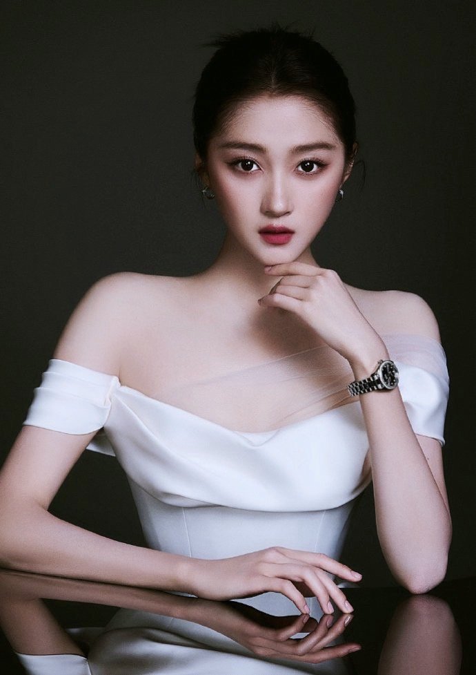 光影交错间，关晓彤身着一袭白色抹胸长裙翩然而至。裙身剪裁优雅，勾勒出她纤细的身