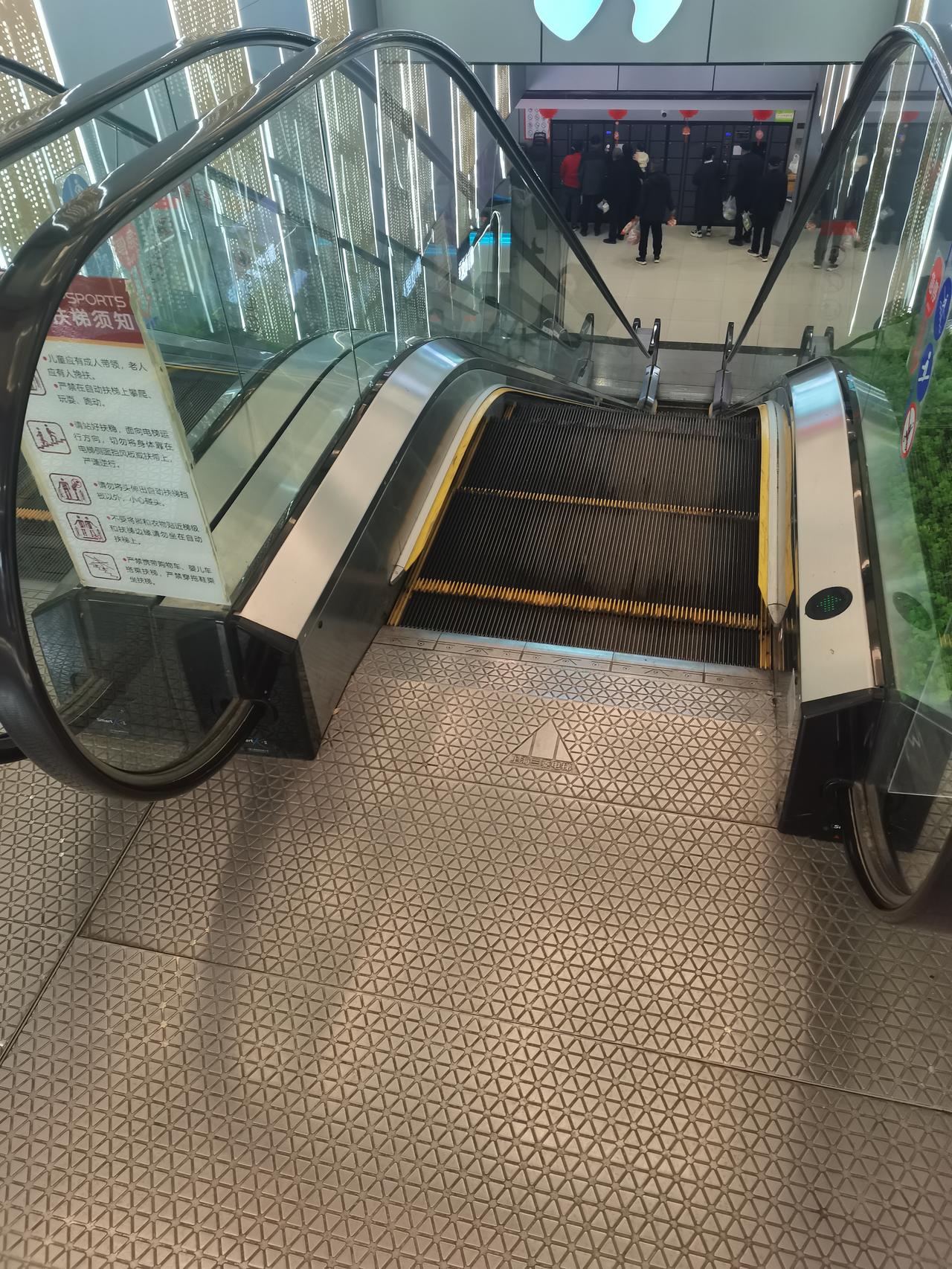 太尴尬了！今天跟儿媳、5岁孙子一起上街，本来开开心心的，结果在超市电梯上闹