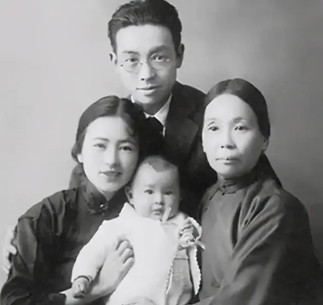 1899年，梁启超把全家人接到了日本。他一见到妻子的“陪嫁丫鬟”王桂荃，眼睛顿时