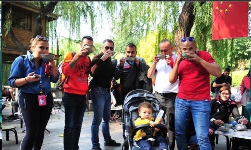 风向彻底变了！第一批来华免签的外国人，回国后戒断反应明显54个国家的游客现在可
