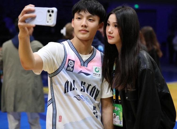 179的小个子天花板篮球🏀场上的精灵——徐杰赢得首个CBA全明星MVP，女友社