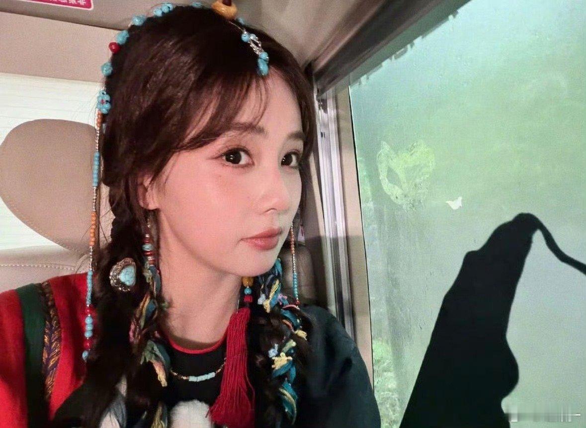 白鹿发誓明年四月前不进组奔跑吧白鹿在跑男里许下“休长假”的承诺，让粉丝既不舍又