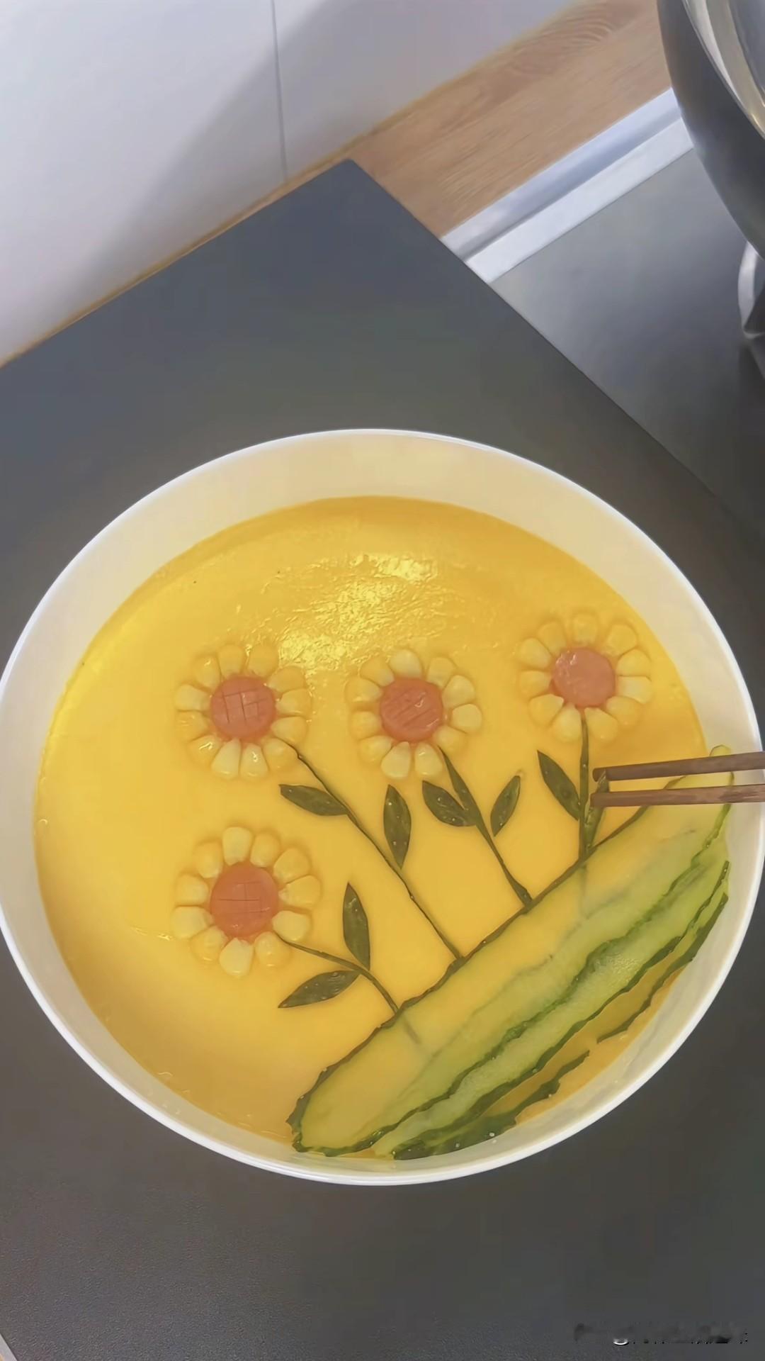 家里剩了俩鸡蛋，我给整成一碗蒸鸡蛋，可家里现在有三个女的。闺女无可厚非是家里的