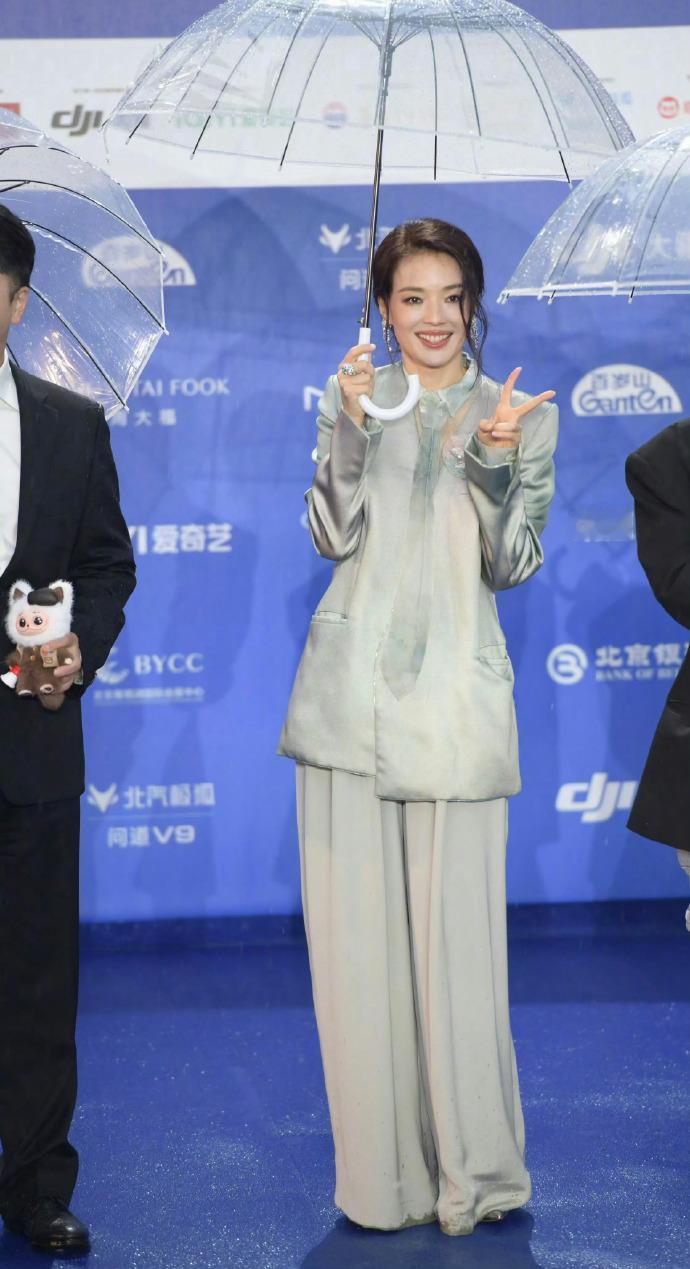 今天舒淇在北京参加电影节，她这次搭配的好高级，看上去也很有国际范儿。舒淇上身
