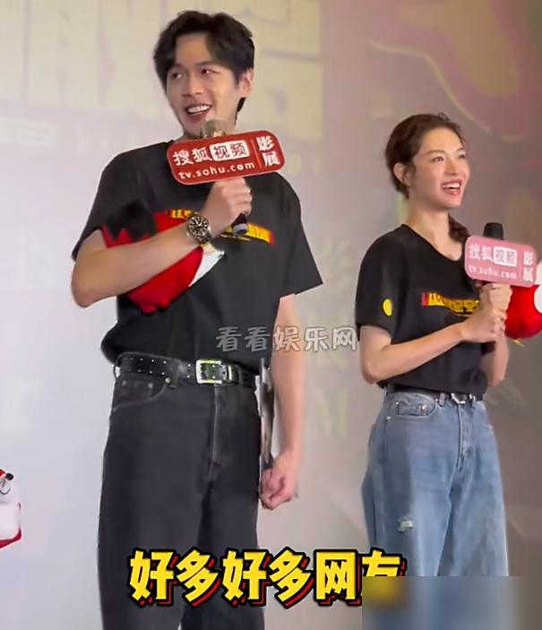 内娱最不好惹的男人，撕的不是剧本，是人。记者把话筒怼到张若昀嘴边：你暗恋唐艺