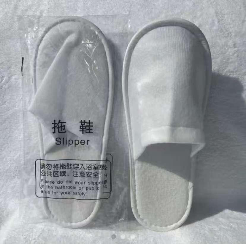 云南57岁邓大妈入住酒店时，穿酒店标注“禁止穿入浴室”的一次性拖鞋进入湿滑卫生间