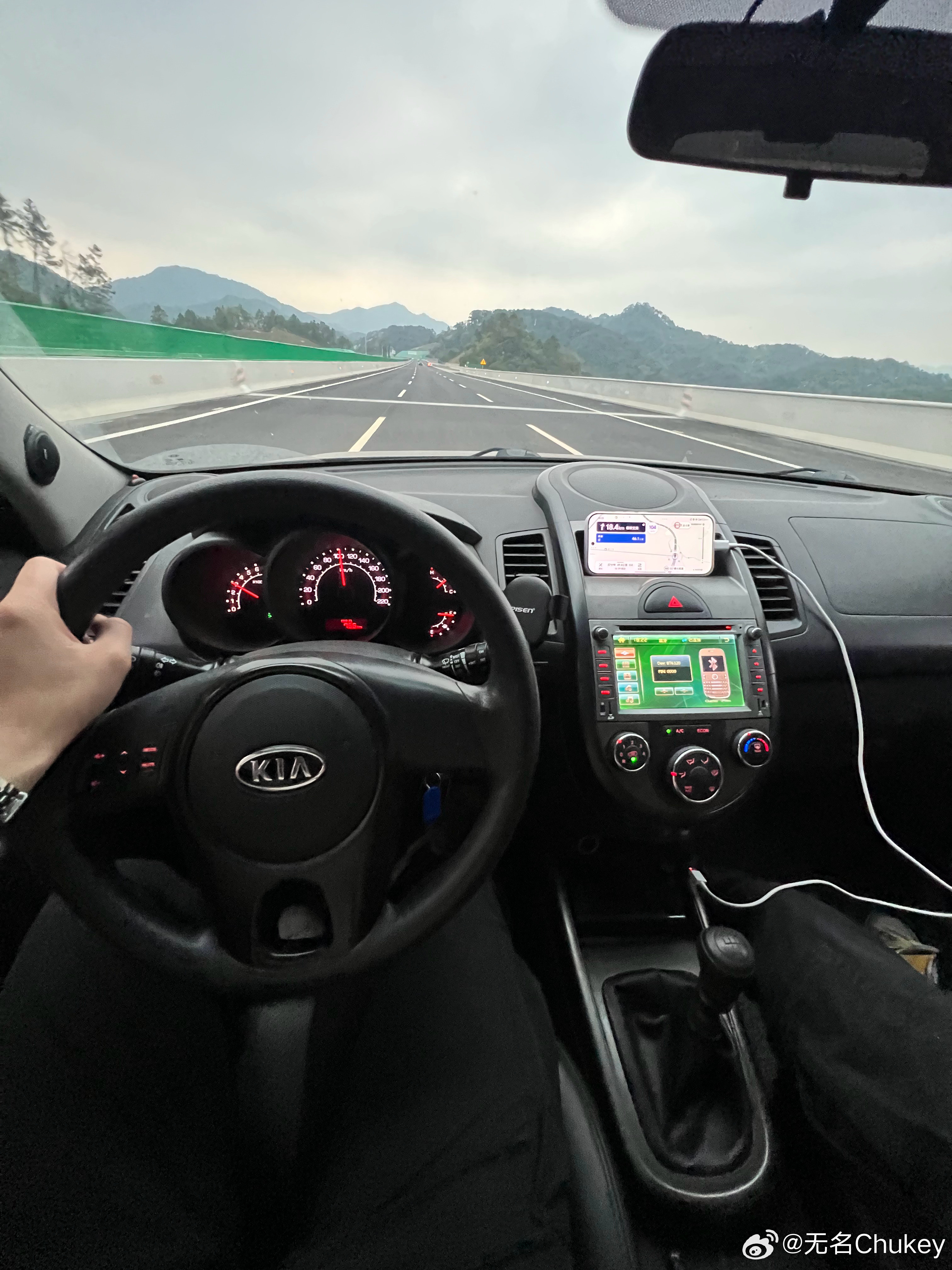 大家还记得这车吗？起亚秀尔，我一直觉得这车非常好看，有点硬朗，又有点俏皮，设计到