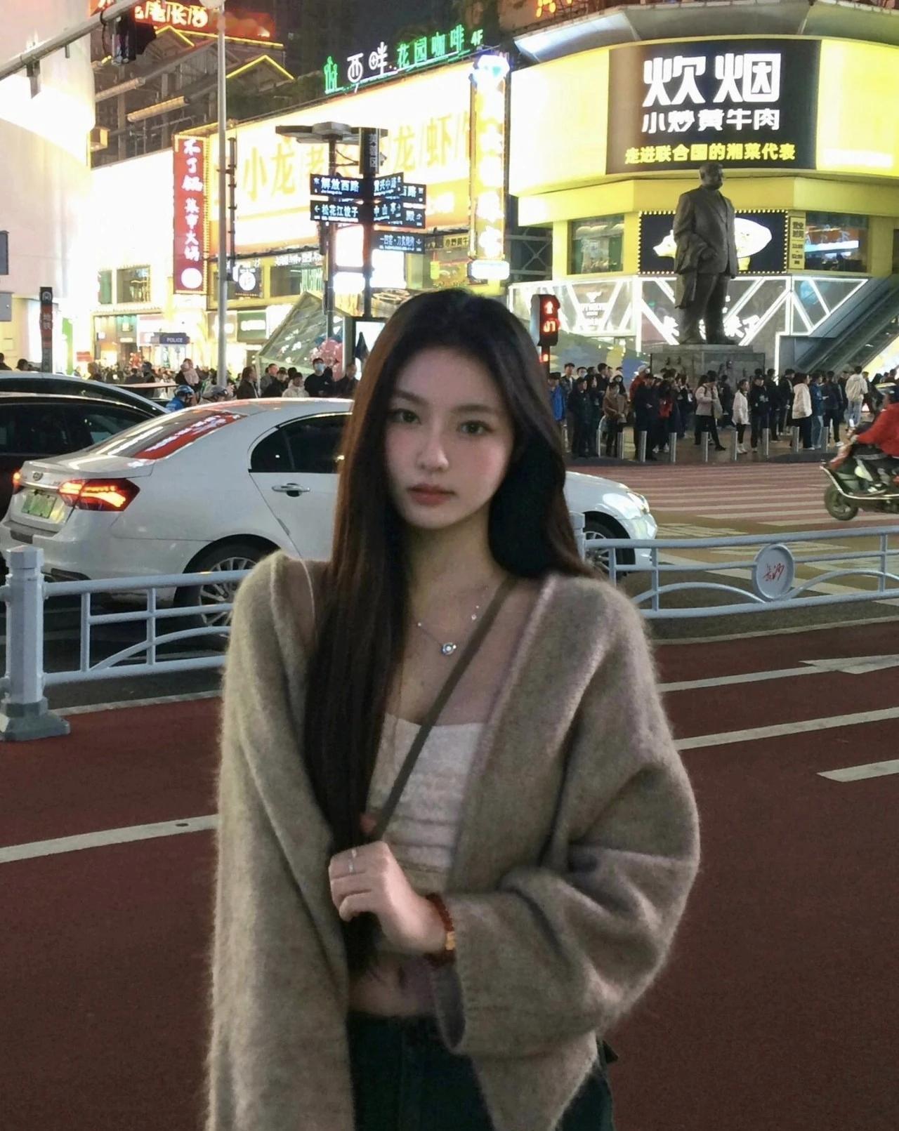 🌃裹着软糯的针织衫，站在霓虹闪烁的街头。看着车流穿梭、人群熙攘，烟火气和晚风