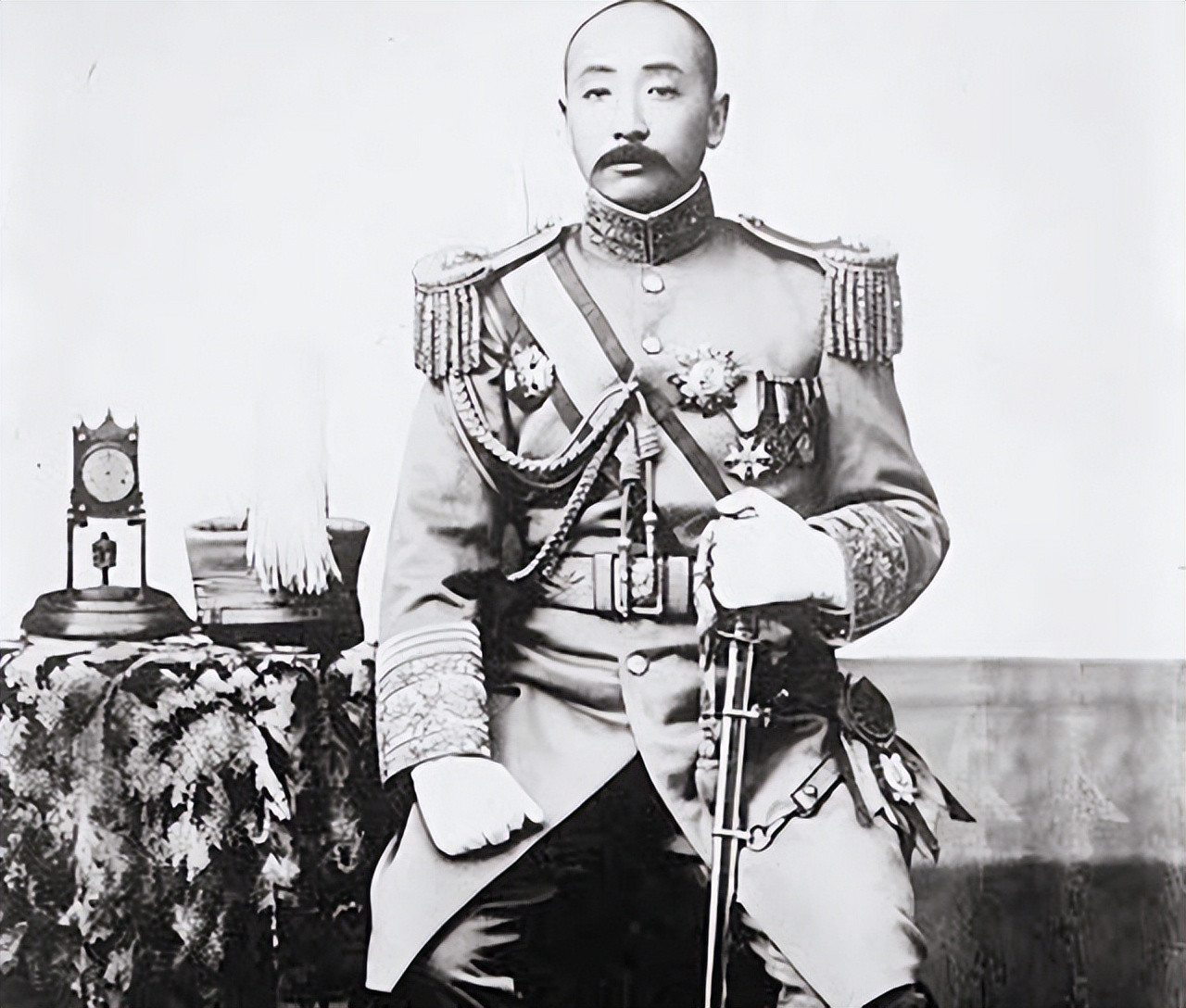 1918年张作霖派韩麟春带50万大洋去上海买兵工厂。没成想韩麟春将大洋全输了，准