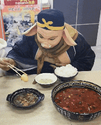 搞笑gif: 小伙子, 我看你也不容易, 拿着回家吧, 别来