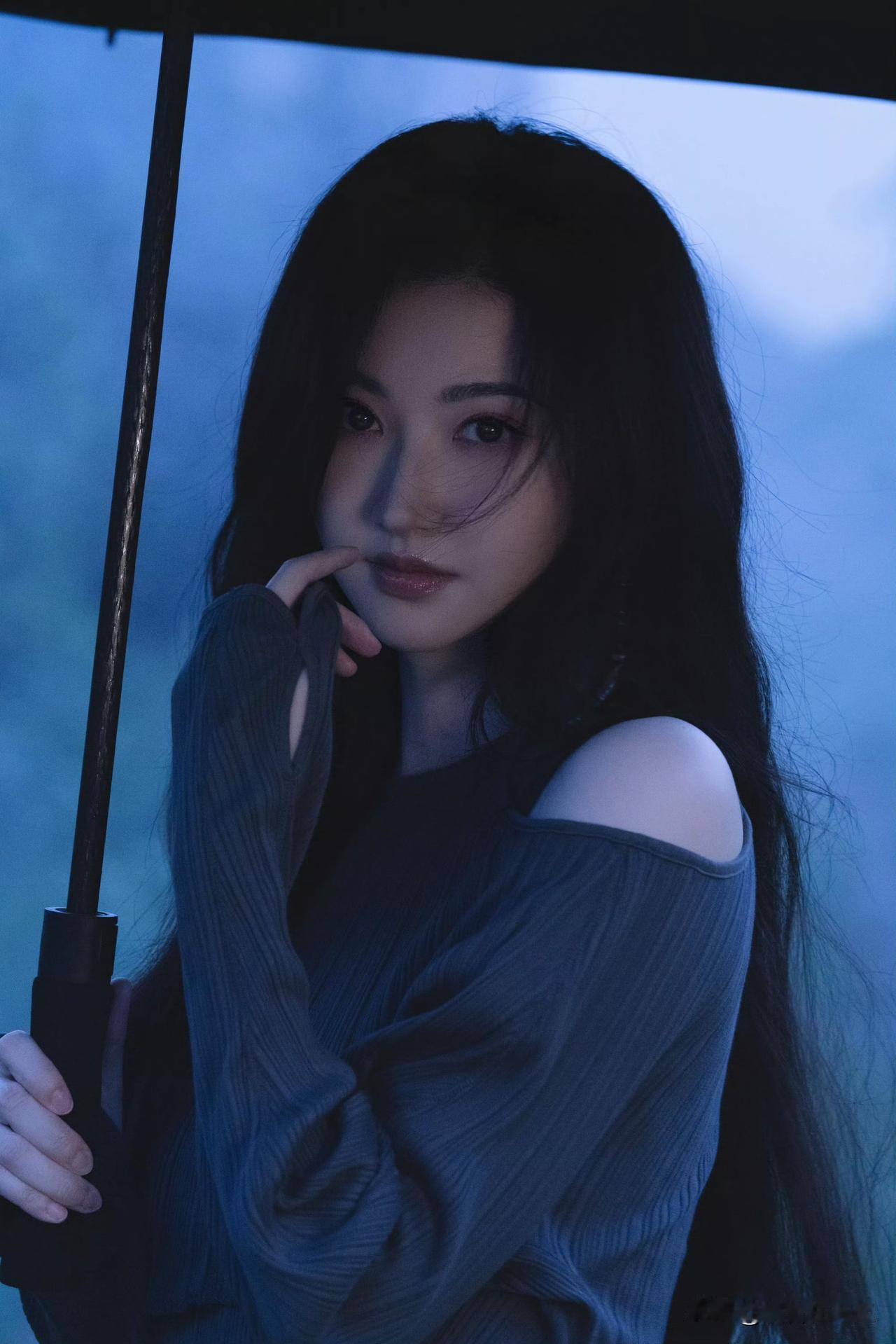 景甜这组写真简直绝了！黑色长裙加身，长发柔顺地垂到腰间，再配上一把雨伞，氛围