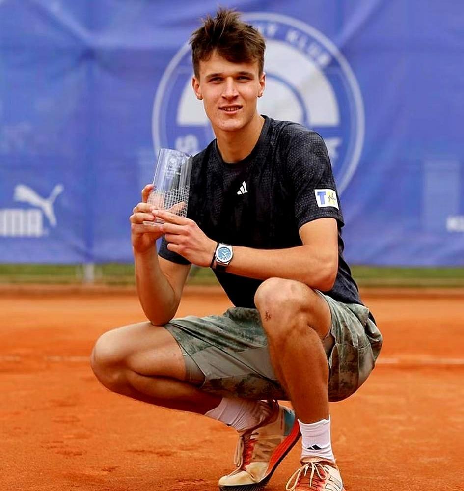 19岁排名54的小将，两次在迈阿密决赛赢德约。2025年那场决赛遇雨延迟，