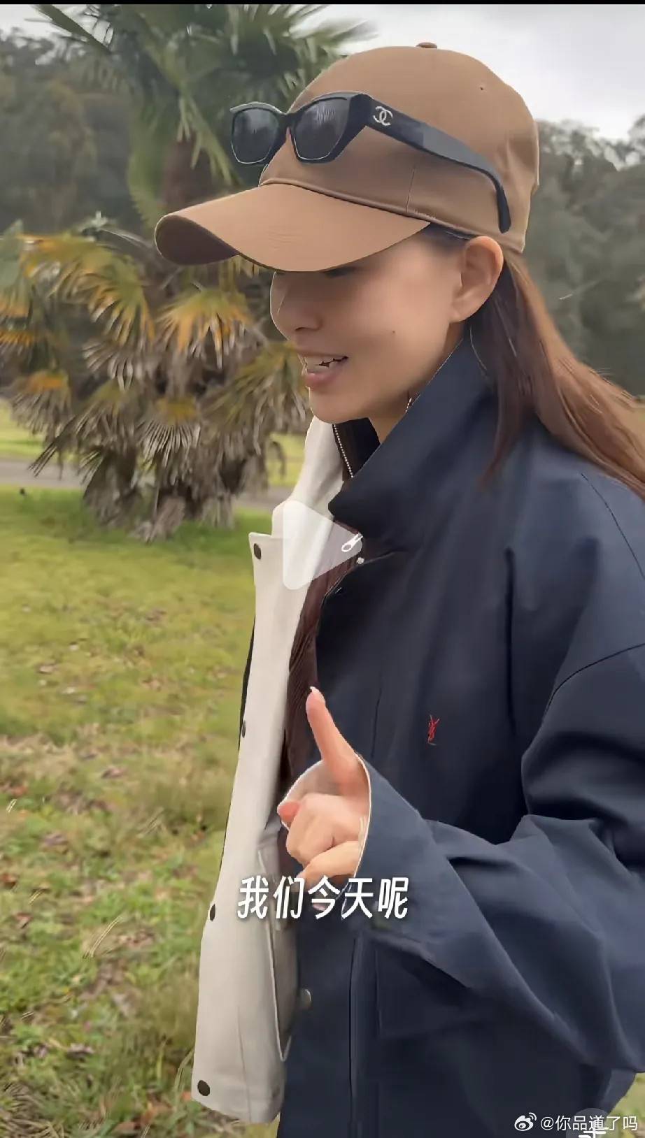 昆凌更新视频，自曝与周杰伦带孩子去农场挖黑松露，周杰伦胡子白了好老，大女儿出落得