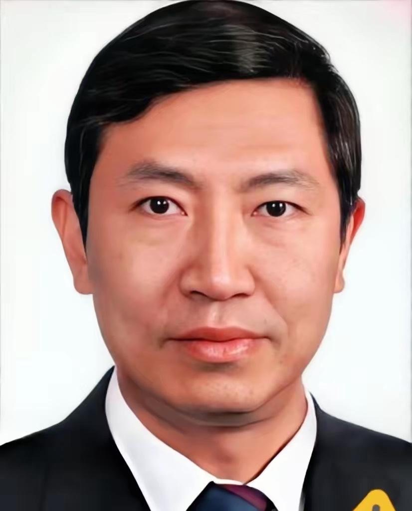 这哪是简单的贪官，这简直是在咱们头顶上“埋雷”！刚看完刘卫东的事儿还没缓过来，