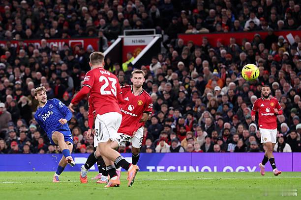 10人应战的埃弗顿在老特拉福德领先啦！第29分钟，埃弗顿前腰豪尔在曼联禁区前拿球