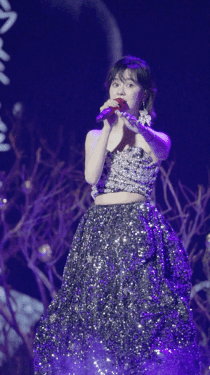 郁可唯钢丝球上长了个人笑到停不下来！郁可唯演唱会穿blingbling战衣，自