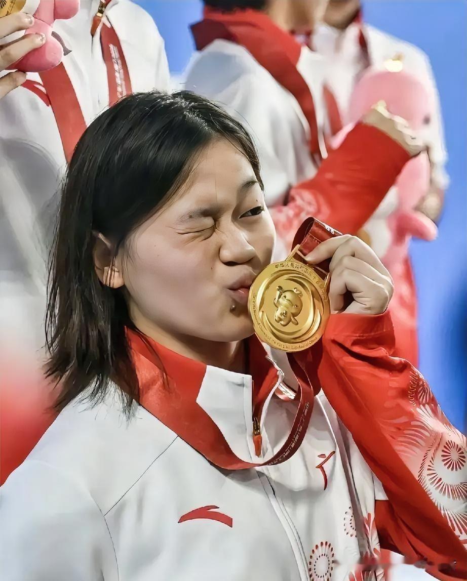 全红婵这调皮一吻让多少人感动流泪我只想发自内心的说一句，你真棒当大家都