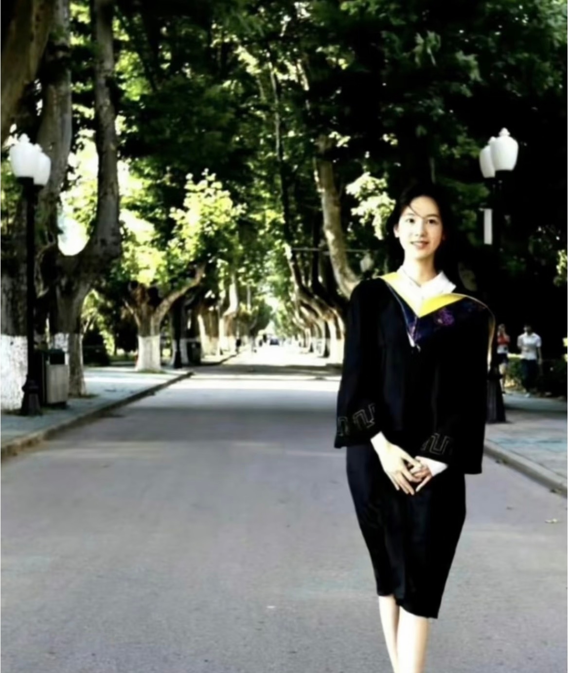 陈都灵穿学士服路透cdl陈都灵新剧毕业照和十年前一样此女就这样轻而易举的让我着