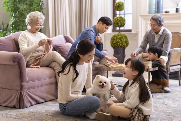 一位经济学家说，现在最大的问题已经不再是00后不结婚，也不是90后不想生孩子，而