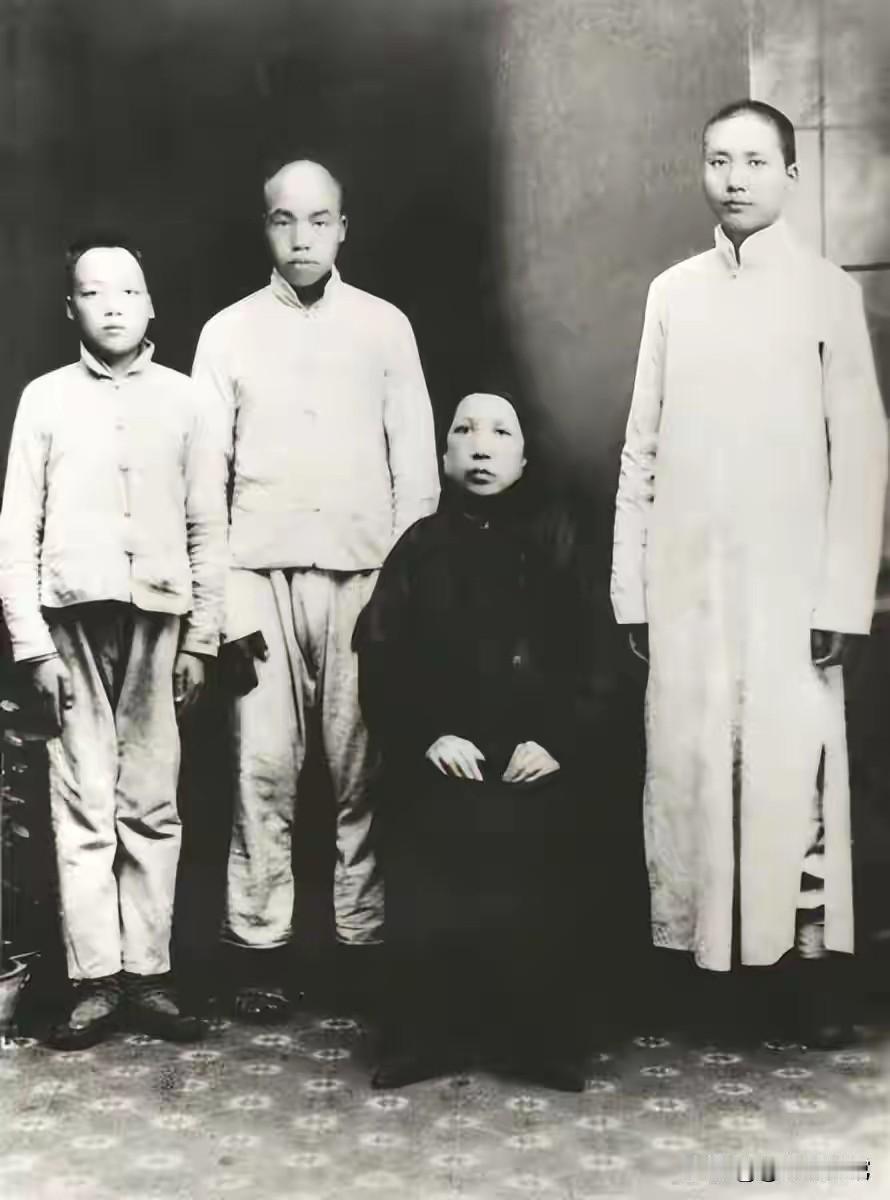 1919年长沙定格毛家母子珍贵瞬间，这是毛泽东兄弟三人与母亲唯一合影。黑白原版镌