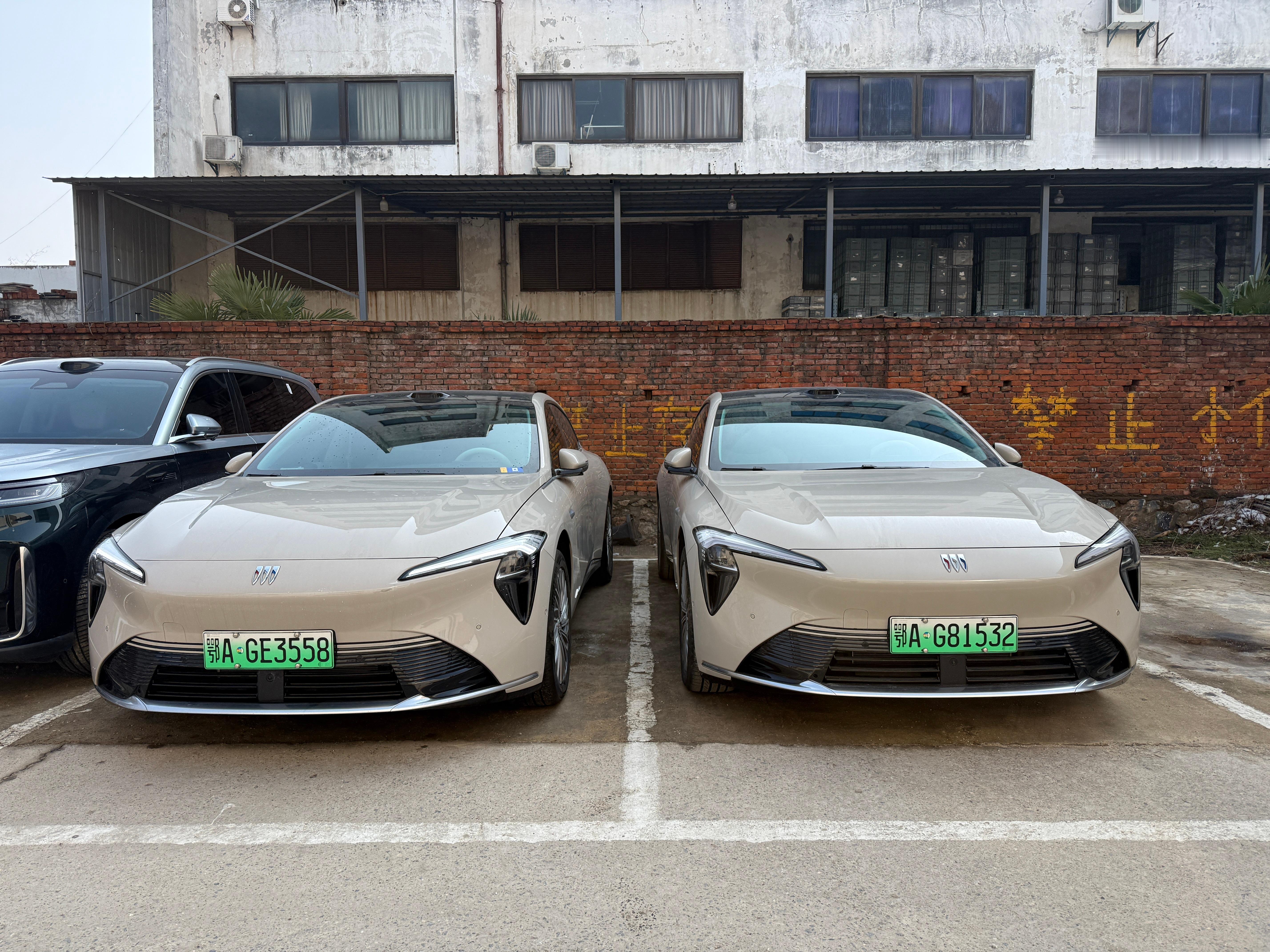 你能想象一个公司买了两台一模一样配置的车，关键两台车每天都停在这，还停在一起。