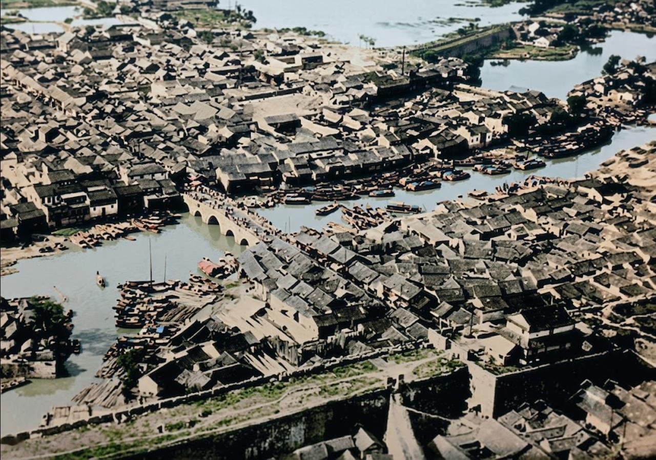 民国，从南京三山门（水西门）城墙上拍摄的高空俯瞰照片，完整记录了城西外秦淮河与三
