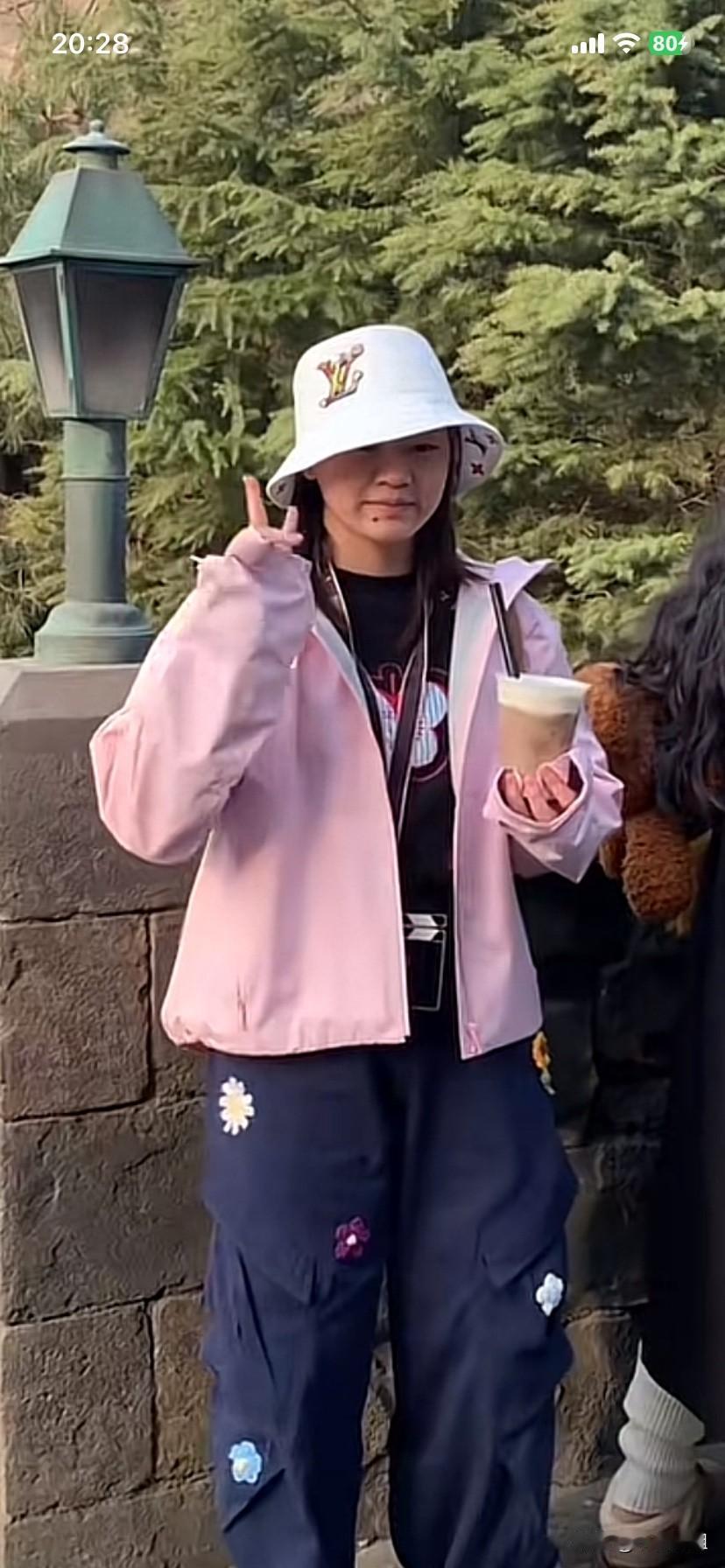 太可爱了，全红婵，路人偶遇她，粉丝纷纷给她拍照，小姑娘非常听话，非常配合！全程都