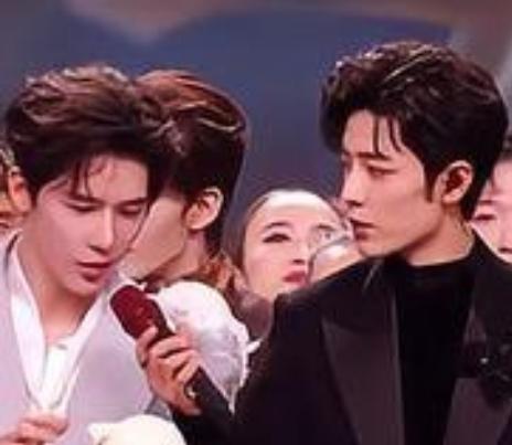 在2026年东方卫视跨年盛典上，肖战、王安宇、于适等明星一同登台演唱《一路生花》