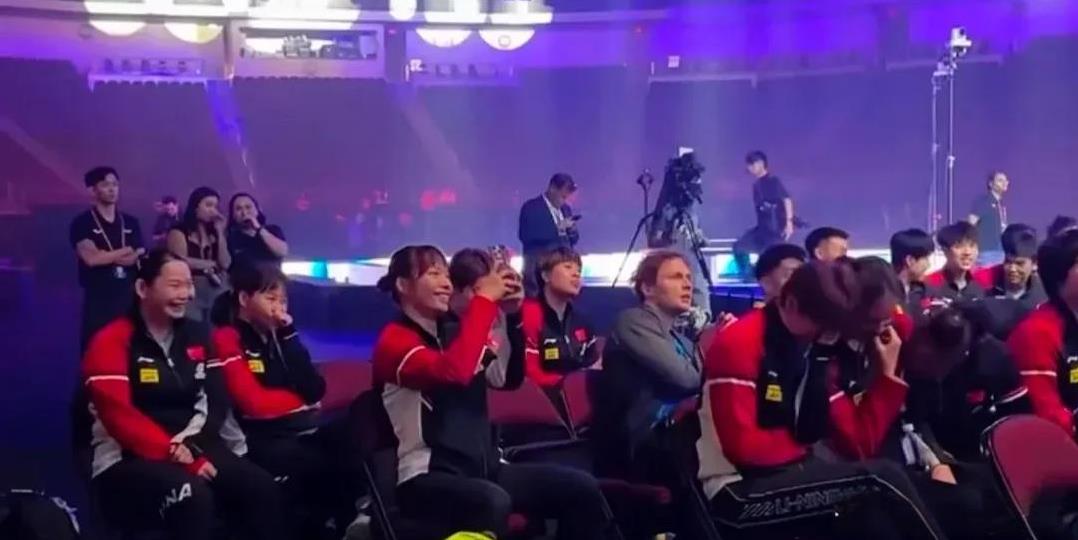 wtt美国大满贯抽签结束，没想到台下的一张照片反映了大家的心情！坐在一起的陈幸