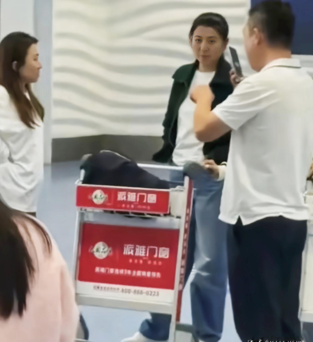 闫学晶素颜三亚机场被拍，9岁女儿全程乖巧，网友却炸锅了：这时间点不对劲！不是假