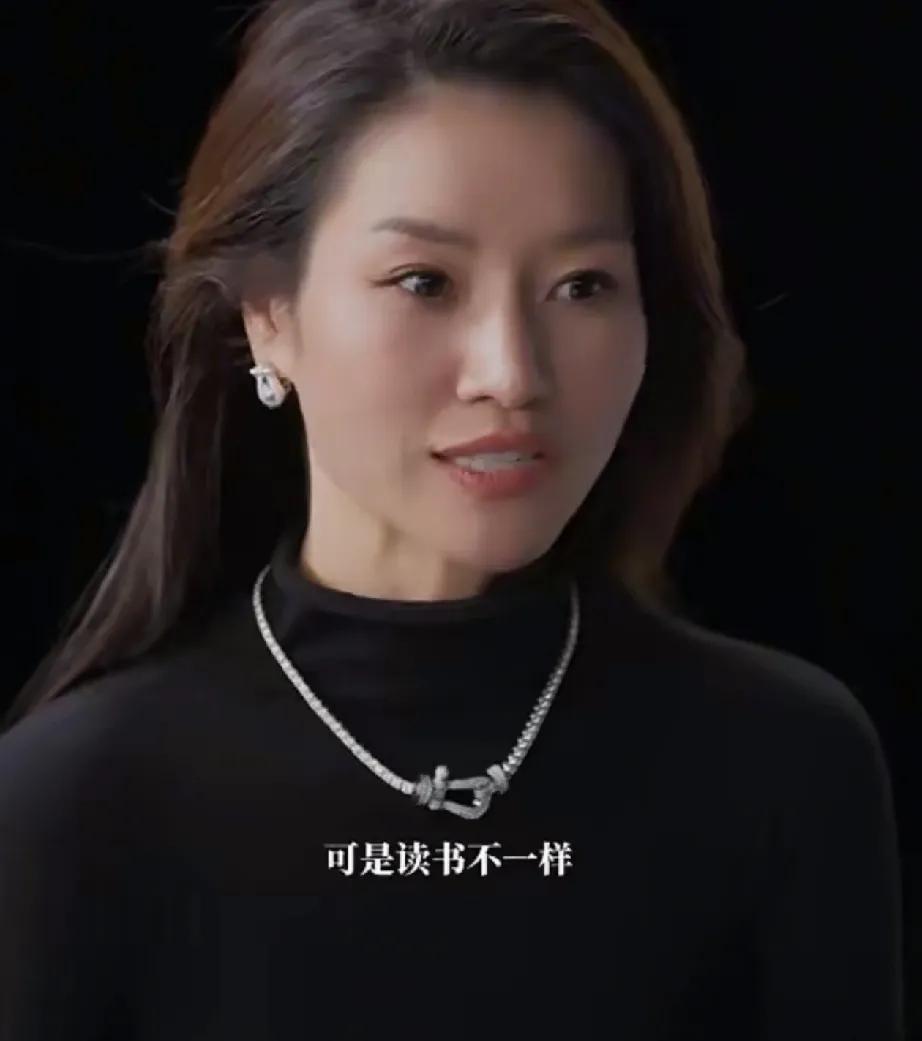 李娜最近亮相，很多人愣住了。乍一看，还以为是哪个影视圈的气质女星。脸年轻