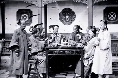 1904年，一位通房丫鬟的李氏已经整整伺候丈夫和正房33年了，这一天，她正在给丈