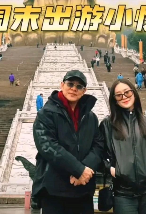 12月14日，李连杰携小女儿现身安徽九华山。九华山可是世界地质公园、国家5A级旅