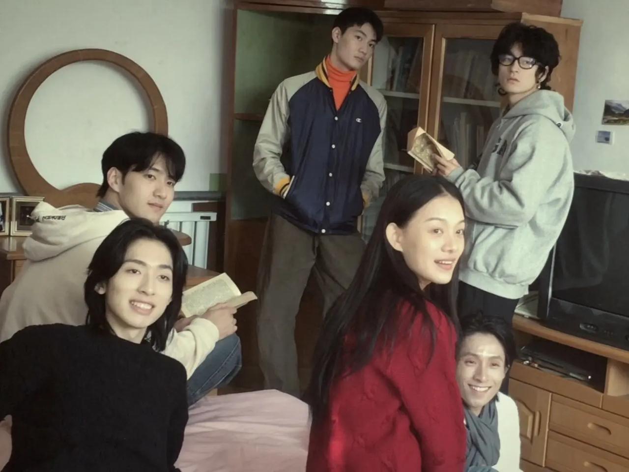 看图写故事黑衣服的最后为了艺术疯了，红衣服的因为与爱人分离，从此孤单一人，灰色