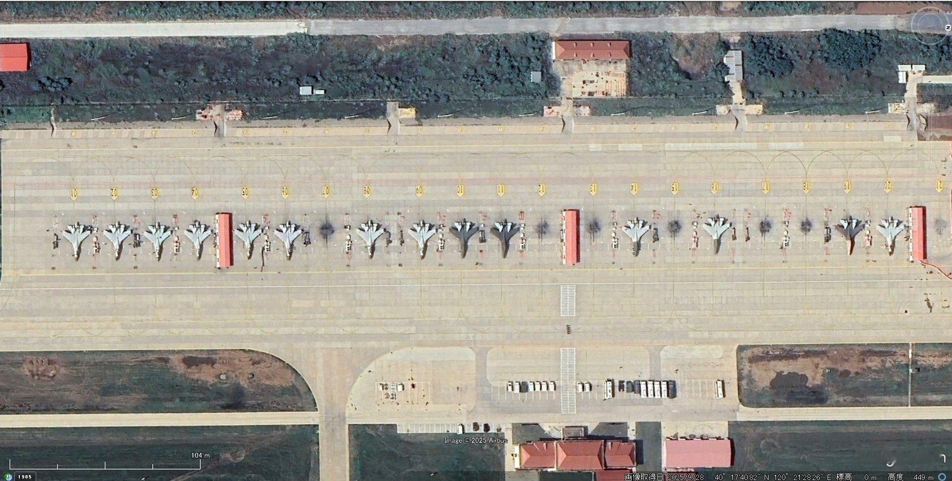 小八嘎军迷发的东大海航大学某训练团战场的最新卫星图，大批的新机库正在建造，有J-