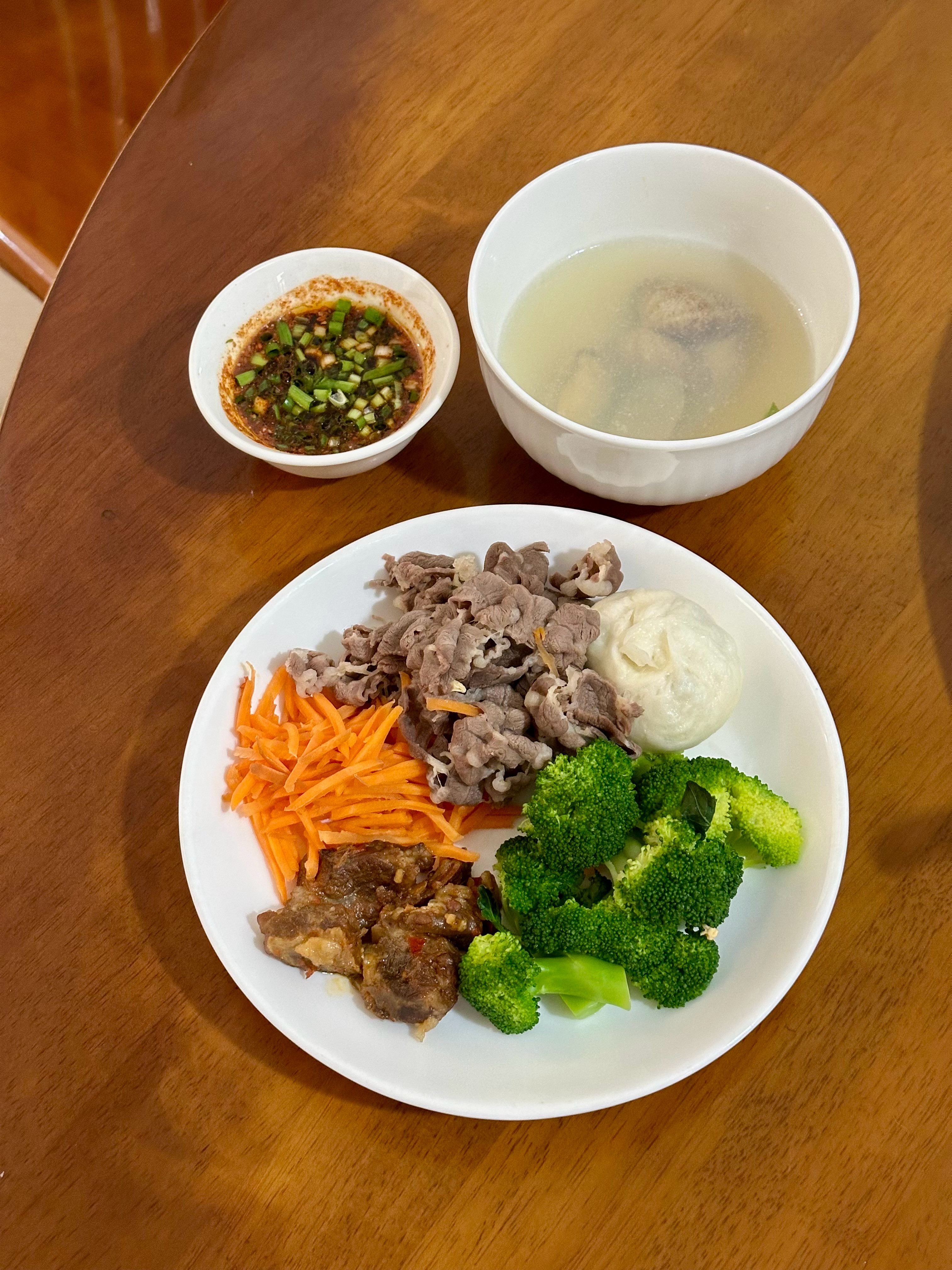 白灼菜清淡，调个糊辣蘸水成都