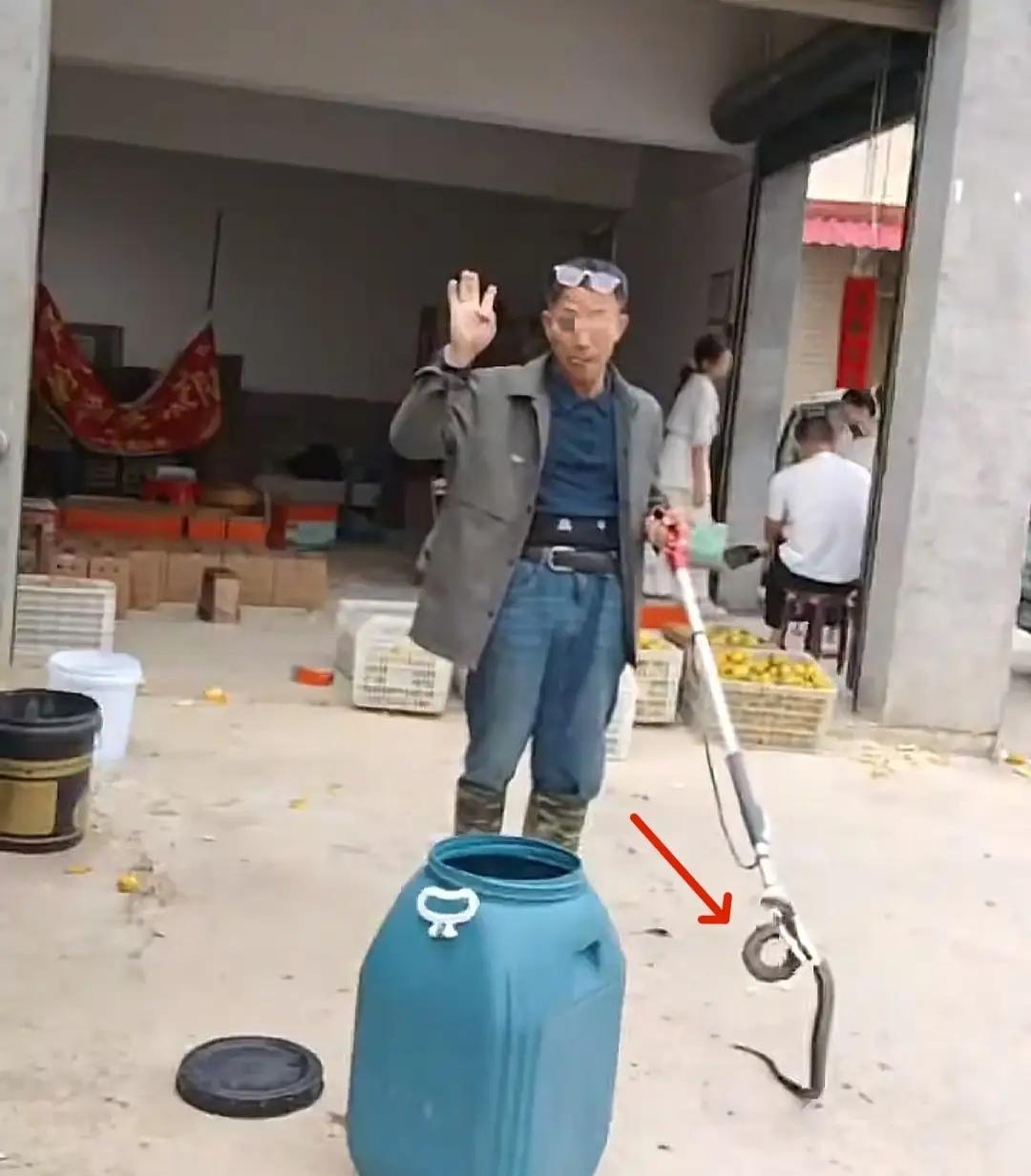 直播挖蛇被咬，人失踪了！拿命换流量，值吗？湖南邵阳一名59岁男子老尹，平时白