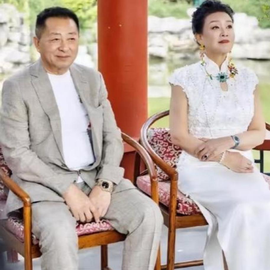 汪小菲一句“我爸也烦张兰”，直接把亲妈伤透了心张兰一辈子为家庭拼尽全力，创立