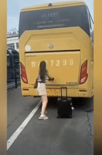 老板你车的后备箱满了