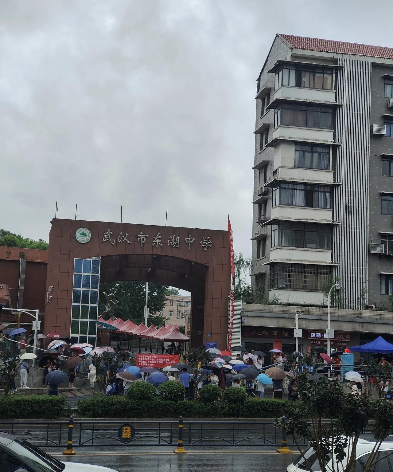 原来今天是中考日坐电八回家的时候，在东湖中学门口，感觉不一样，司机说，今天中考
