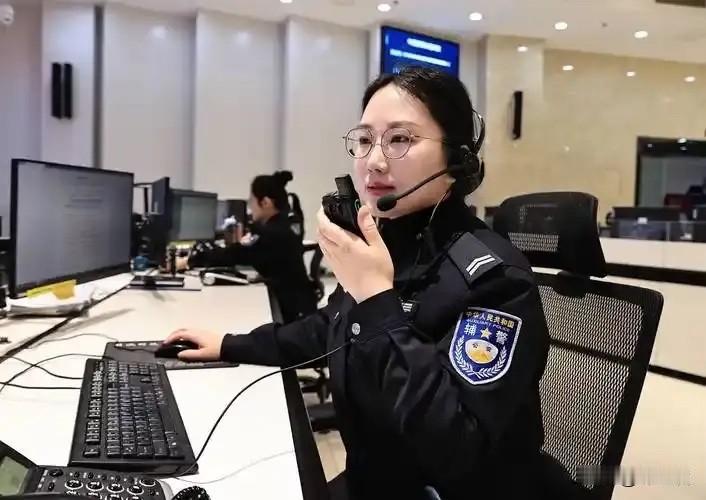 金警官到现场那一刻，画面比段子还荒诞：女老板坐在柜台后抹眼泪，男老板叉着腰在店门
