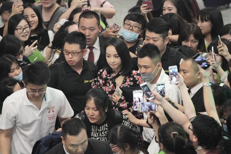 啥情况？红毯上竟像闯入了婚礼现场！定睛一看，原来是宋茜身着Giambattist