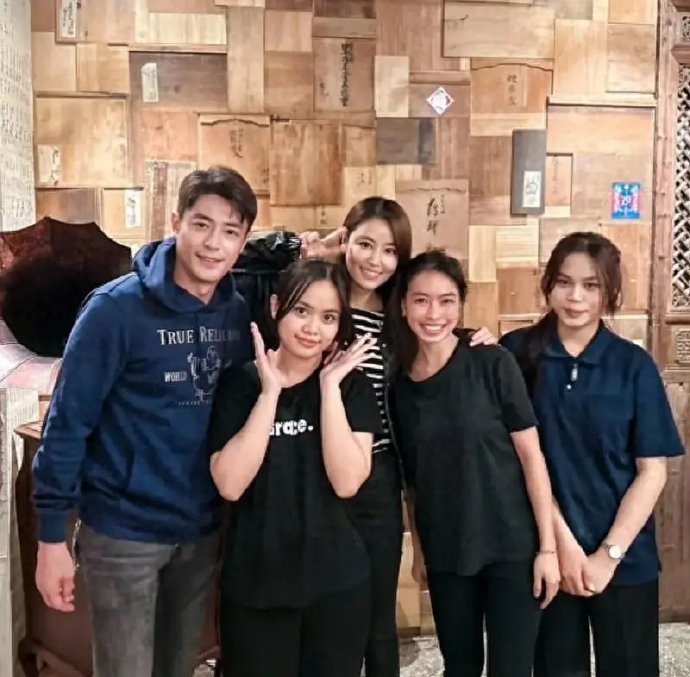 林心如霍建华与好友聚餐，快50岁少女感十足，这才是娱乐圈高颜值的顶配夫妻！​​