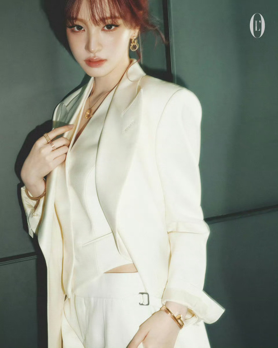 IVE成员LIZL’OFFICIEL新加坡跨年刊封面摄影:JI+DO