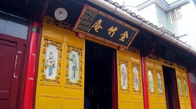 1883年，清光绪九年，浙江奉化葛竹村外金竹庵内，一名年轻女子跪求出家。她叫王采