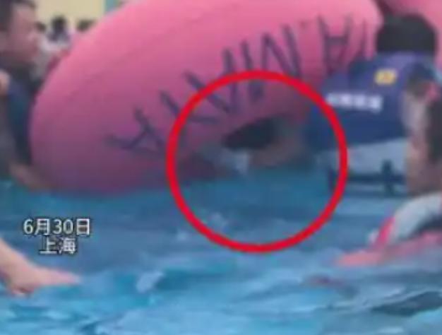 上海某公园，一名独自前来游玩的年轻女生在水池里，靠着粉色浮圈漂在水面上休息，没招