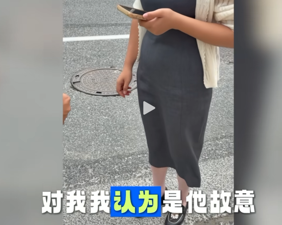 女子强行加塞撞车，被认定全责后怒怼交警：他心情不好，故意撞我的！“我不认可！他就是故意撞我的！”交警