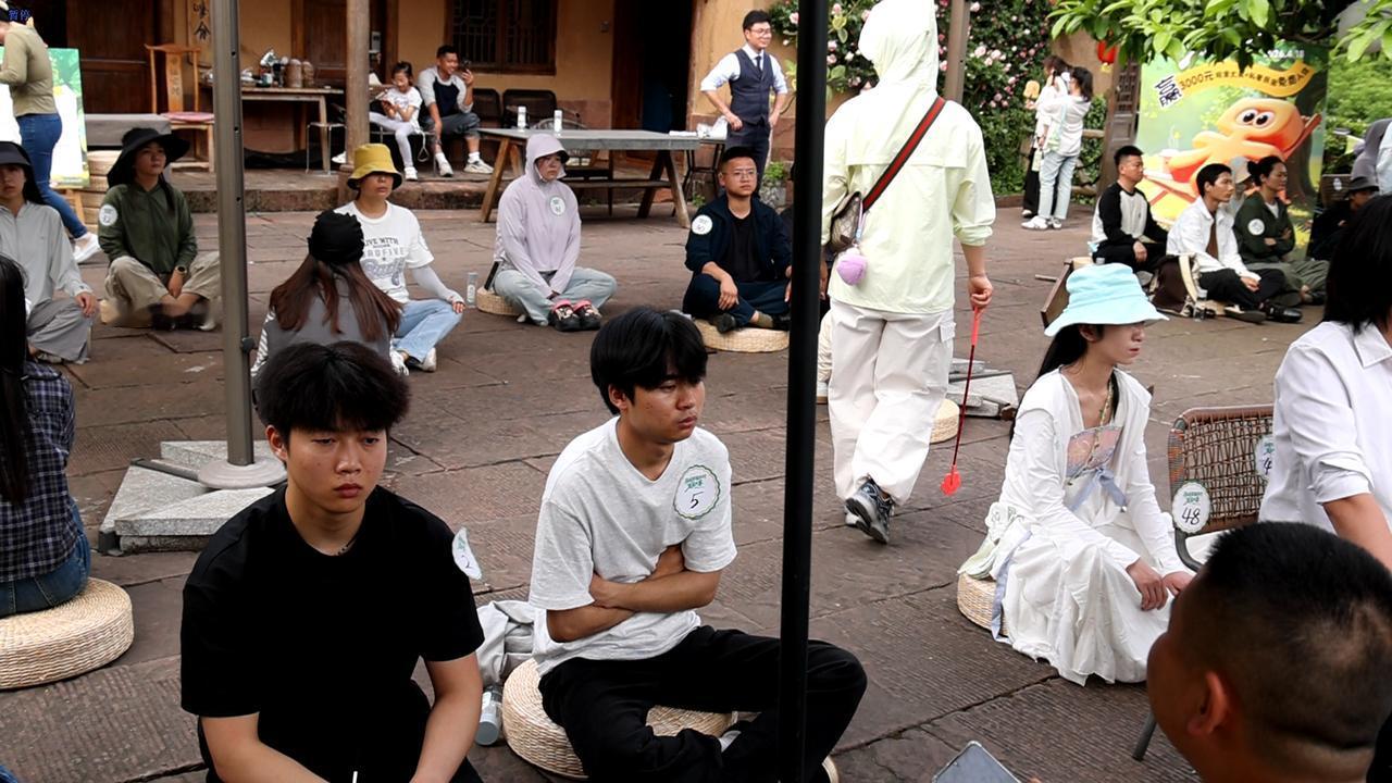惊呆众人！4月19日红星新闻消息，4月18日四川眉山丹棱幸福古村举办发呆比赛，